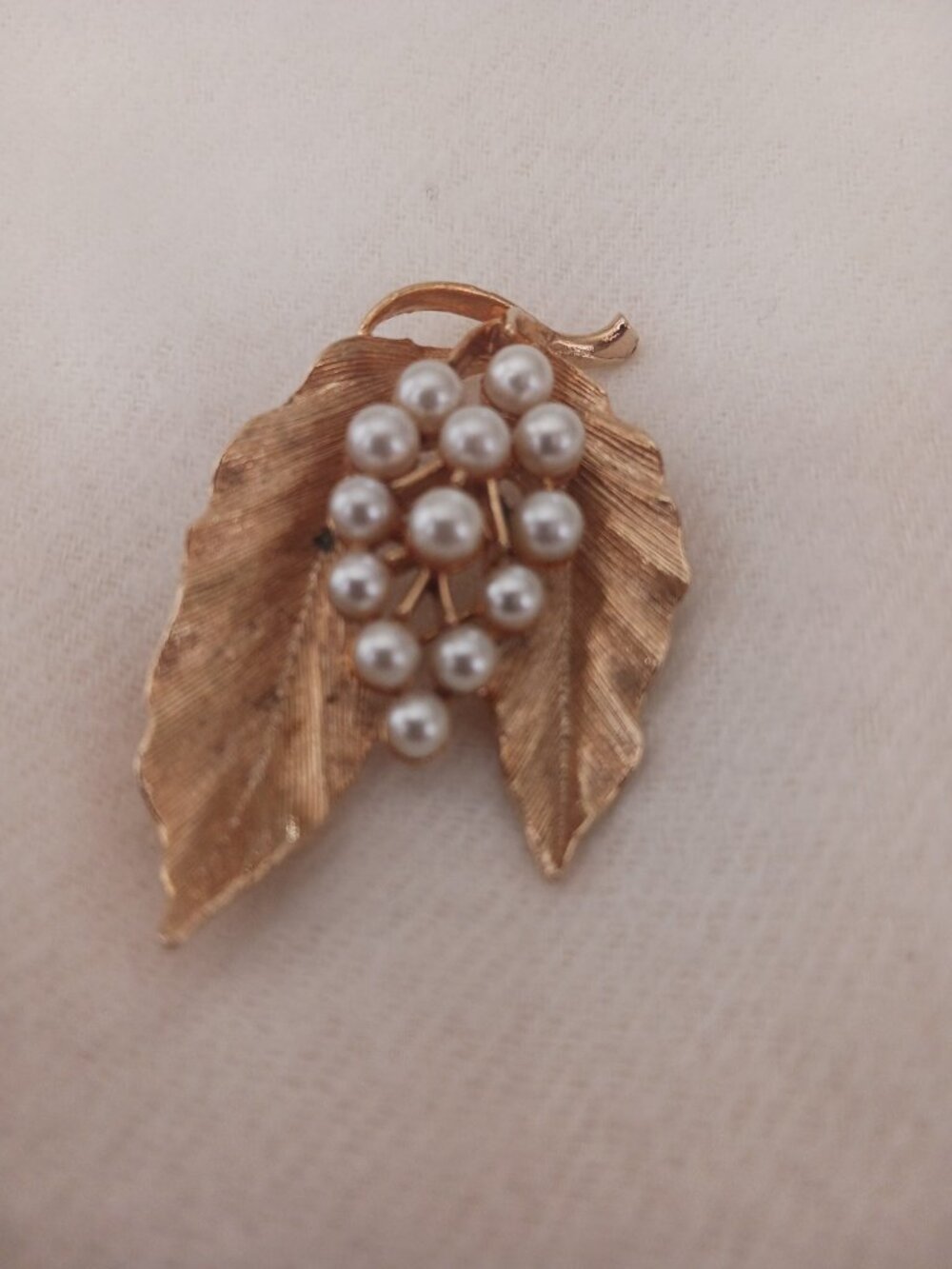 Great Condition LISNER Mid Century Brooch 1950-1960's Brushed Gold Tone Leaf Pin